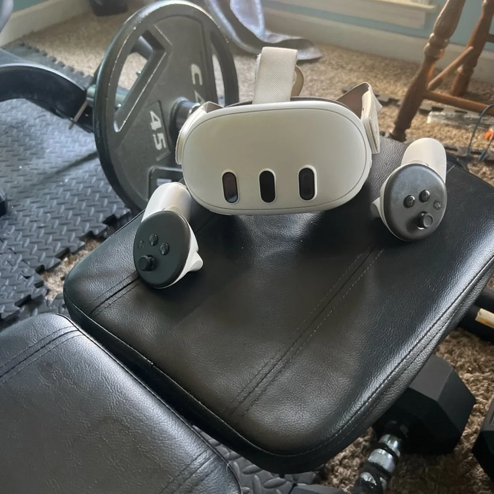 Meta Quest VE Headset with Controllers - White and Black